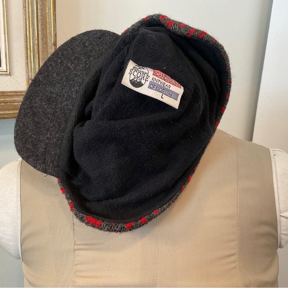 Vintage Scandinavian Score Design billed hat-wool-red/charcoal - Picture 3 of 4